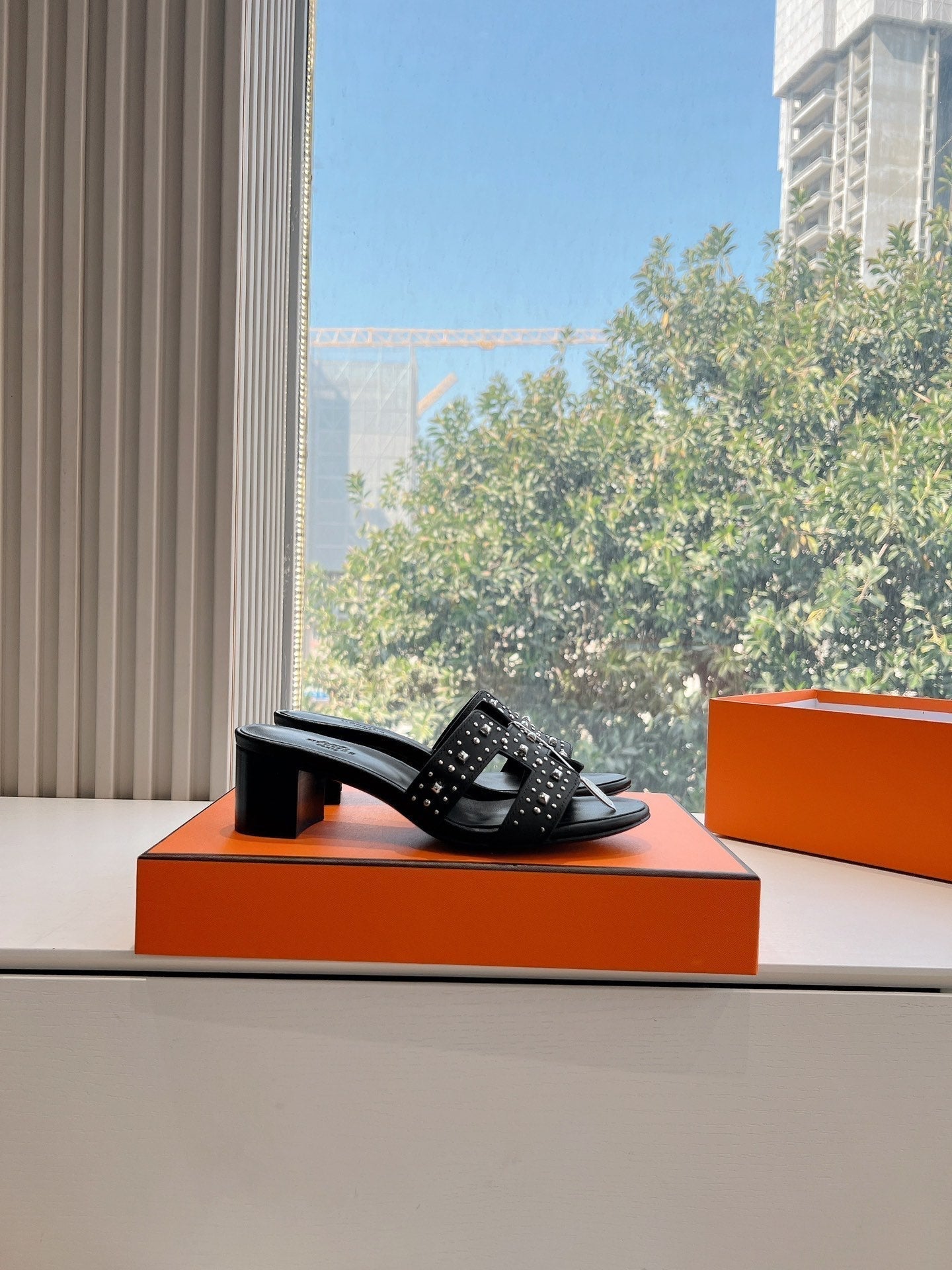 OASIS SANDAL IN BLACK CALFSKIN WITH STUD