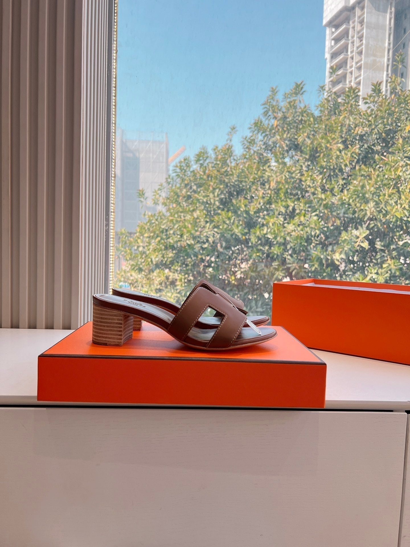 OASIS SANDAL IN CHOCOLATE BROWN CALFSKIN