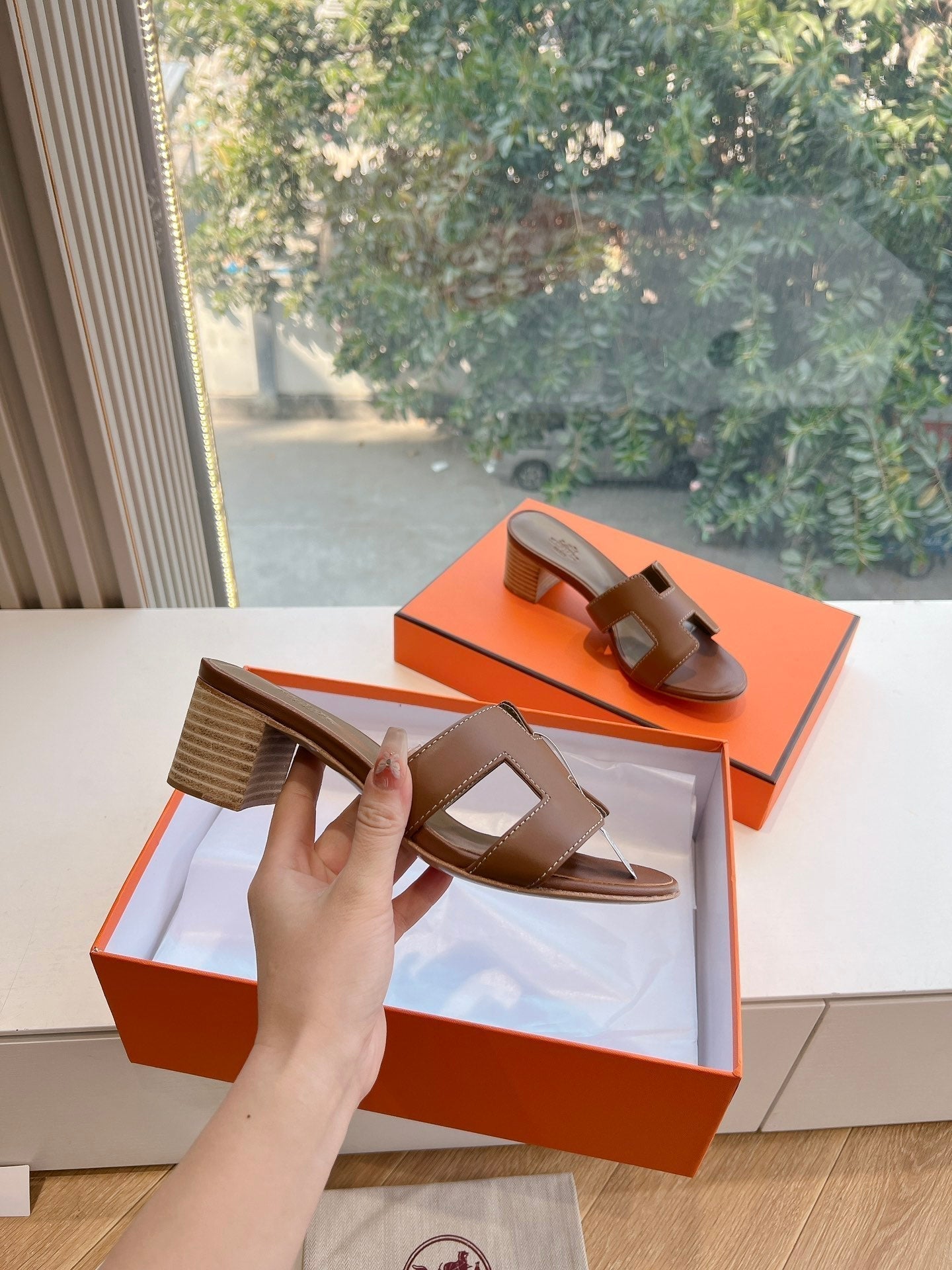 OASIS SANDAL IN CHOCOLATE BROWN CALFSKIN