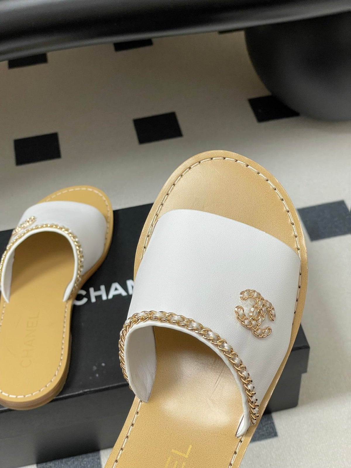 CC 26 Flat Sandal White Beige Sheepskin 593299