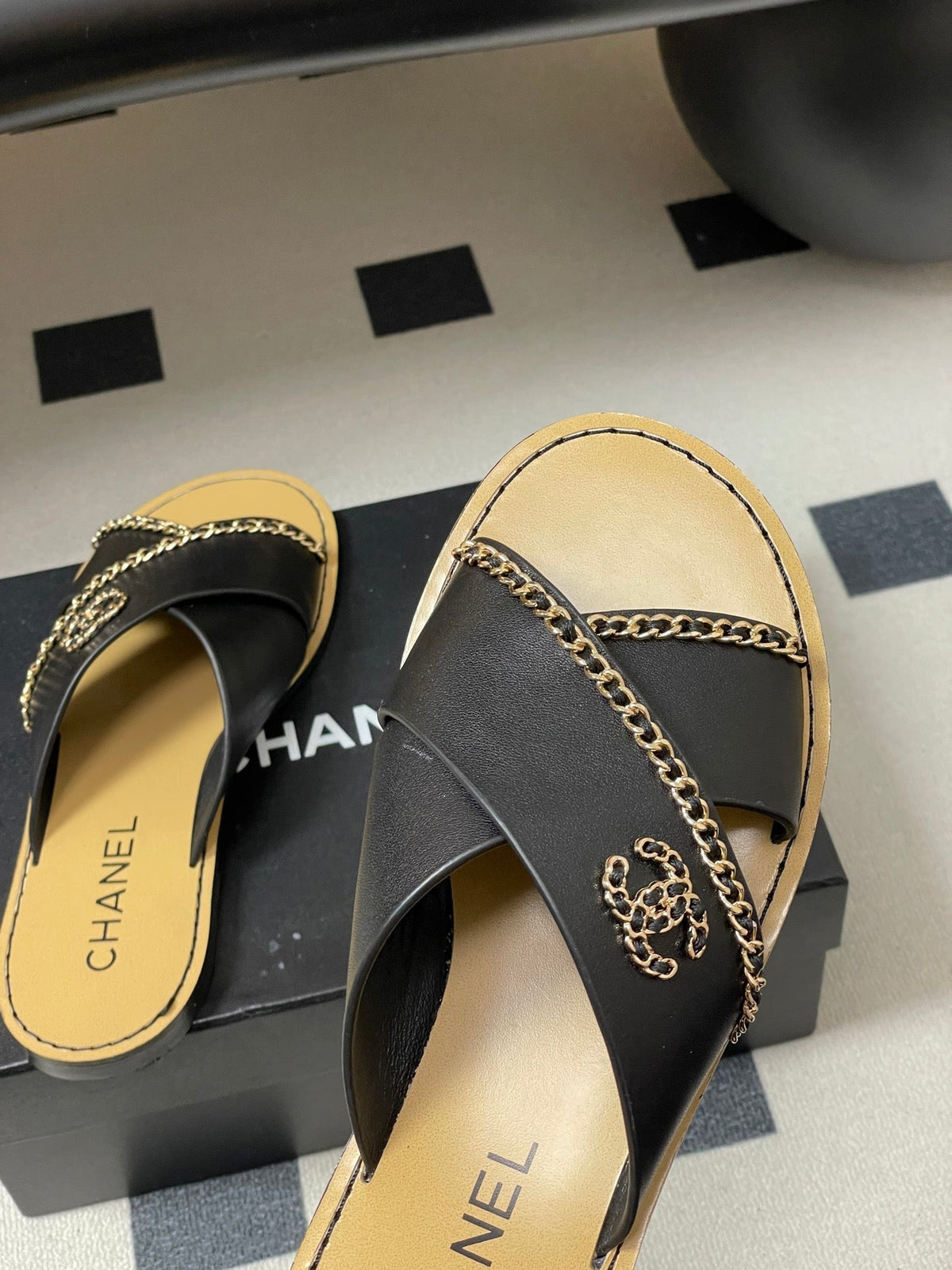 CC 26 Criss-cross Strap Slipper Black Beige Sheepskin 593304