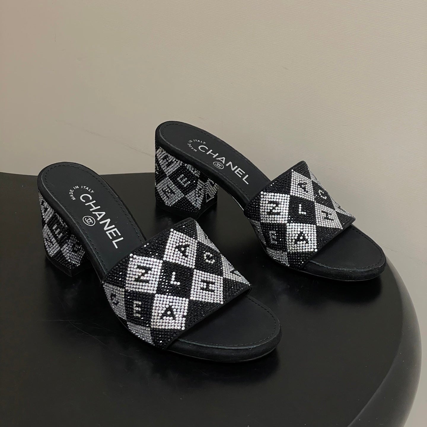 CC 26s Sandals 70 Black Sheepskin Rhinestones 649519