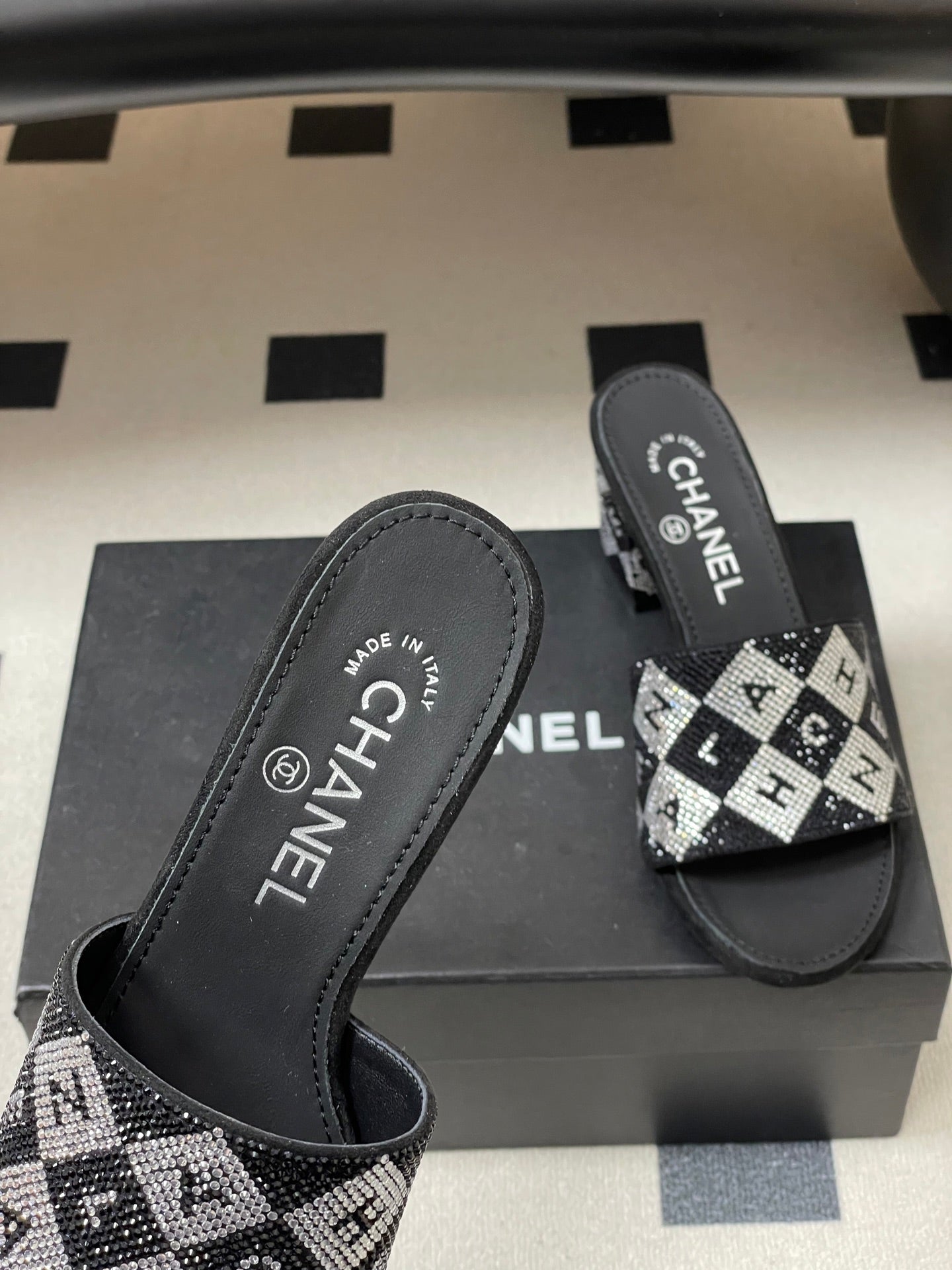 CC 26s Sandals 70 Black Sheepskin Rhinestones 649519
