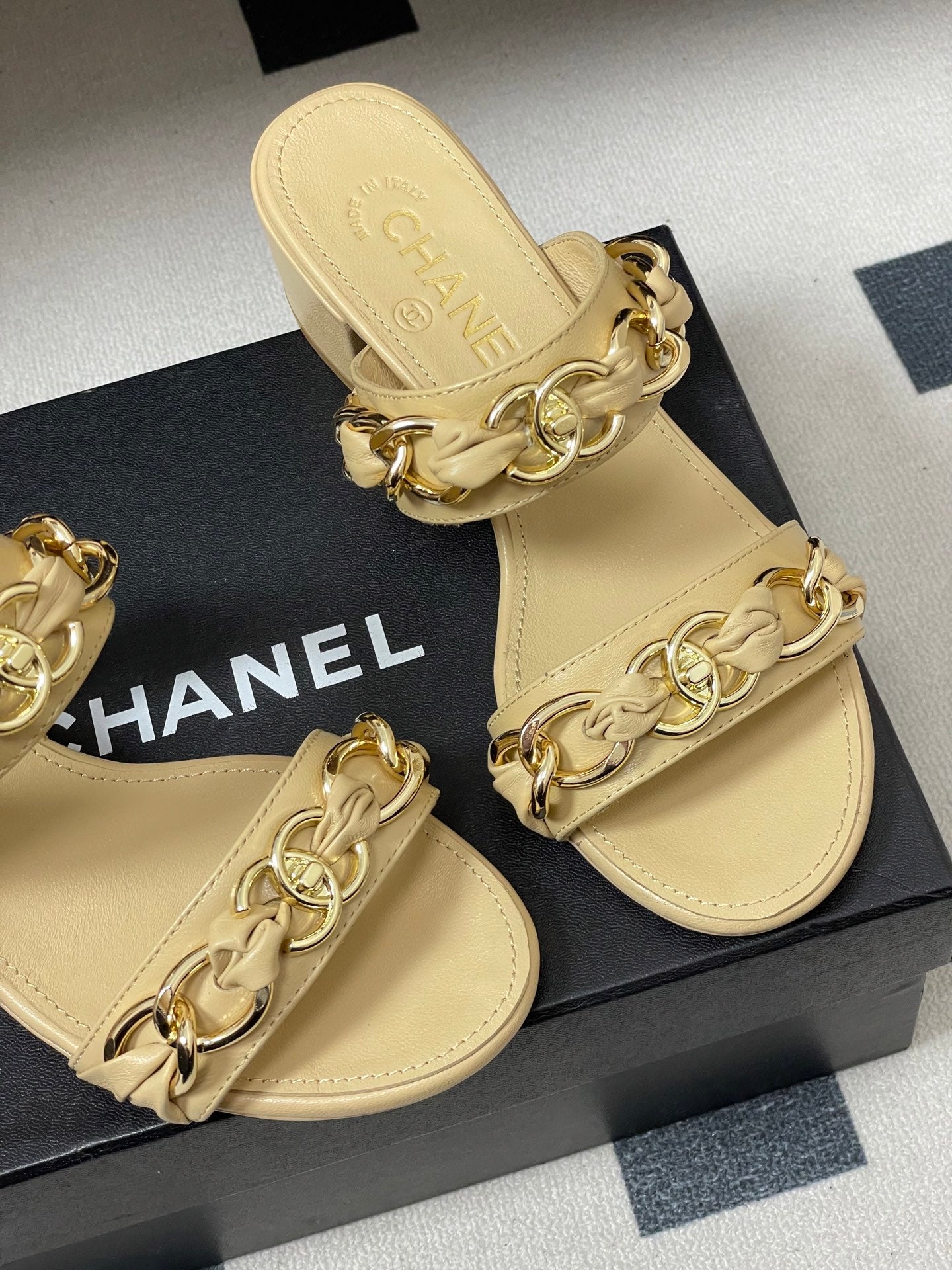 CC 26s Chunky Heels Sandals 55 Beige Sheepskin 649469