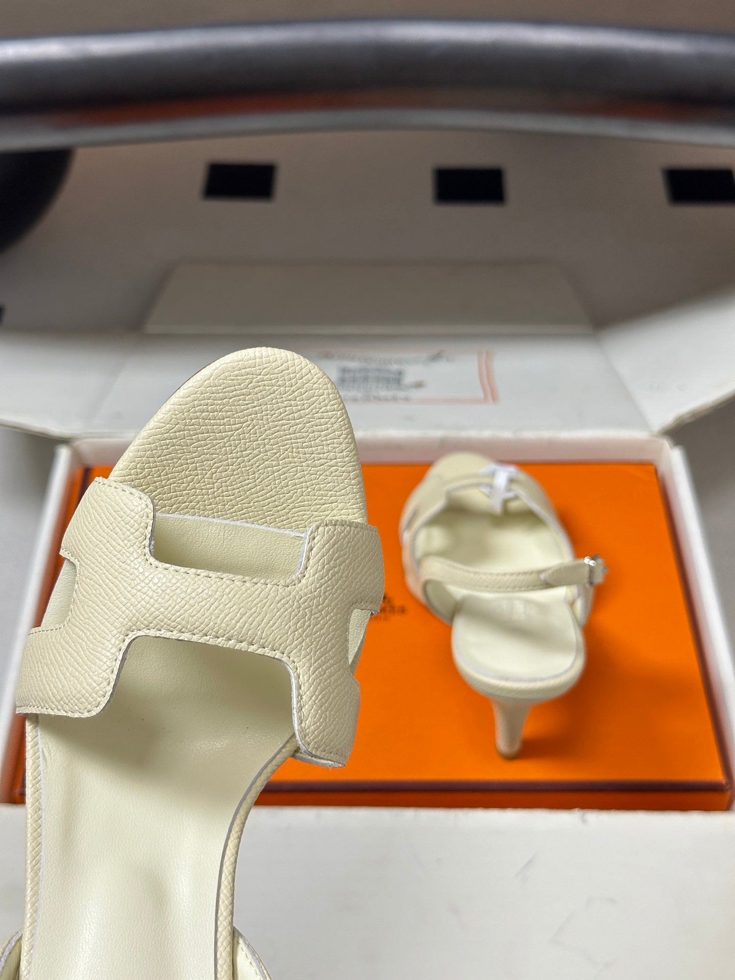 HM Holy Sandal Cream Cowhide 835007
