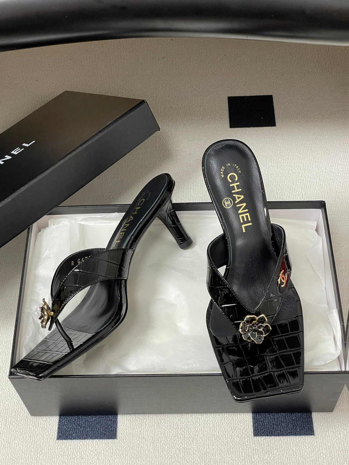 CC 26s Camellia High-Heeled Sandals Square Toe 6cm Black Embossed Leather 834726