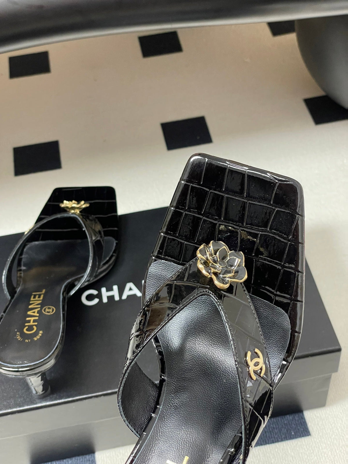CC 26s Camellia High-Heeled Sandals Square Toe 6cm Black Embossed Leather 834726