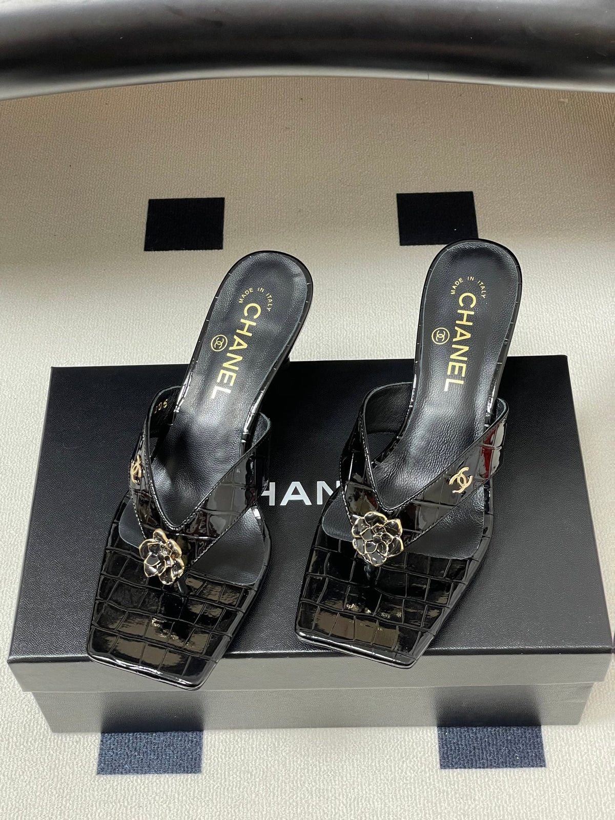 CC 26s Camellia High-Heeled Sandals Square Toe 6cm Black Embossed Leather 834726