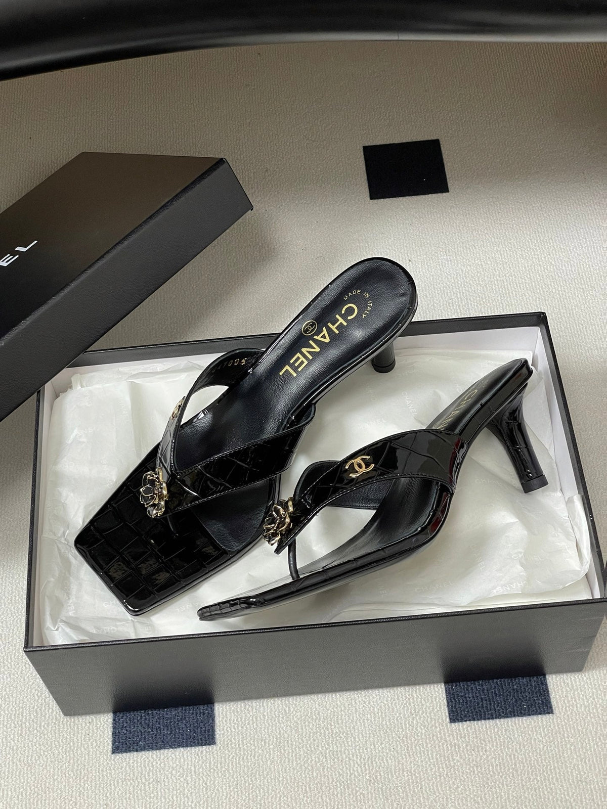 CC 26s Camellia High-Heeled Sandals Square Toe 6cm Black Embossed Leather 834726