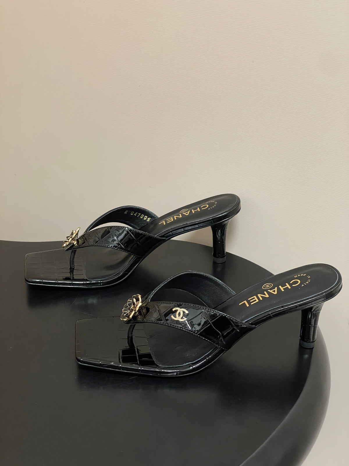 CC 26s Camellia High-Heeled Sandals Square Toe 6cm Black Embossed Leather 834726