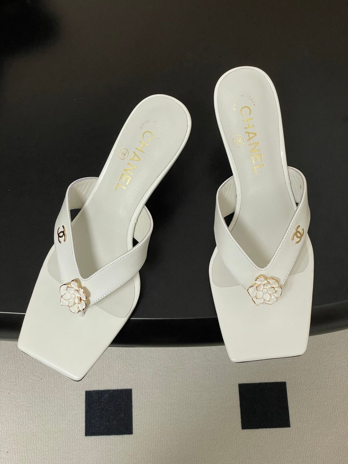 CC 26s Camellia High-Heeled Sandals Square Toe 6cm White Leather 834728