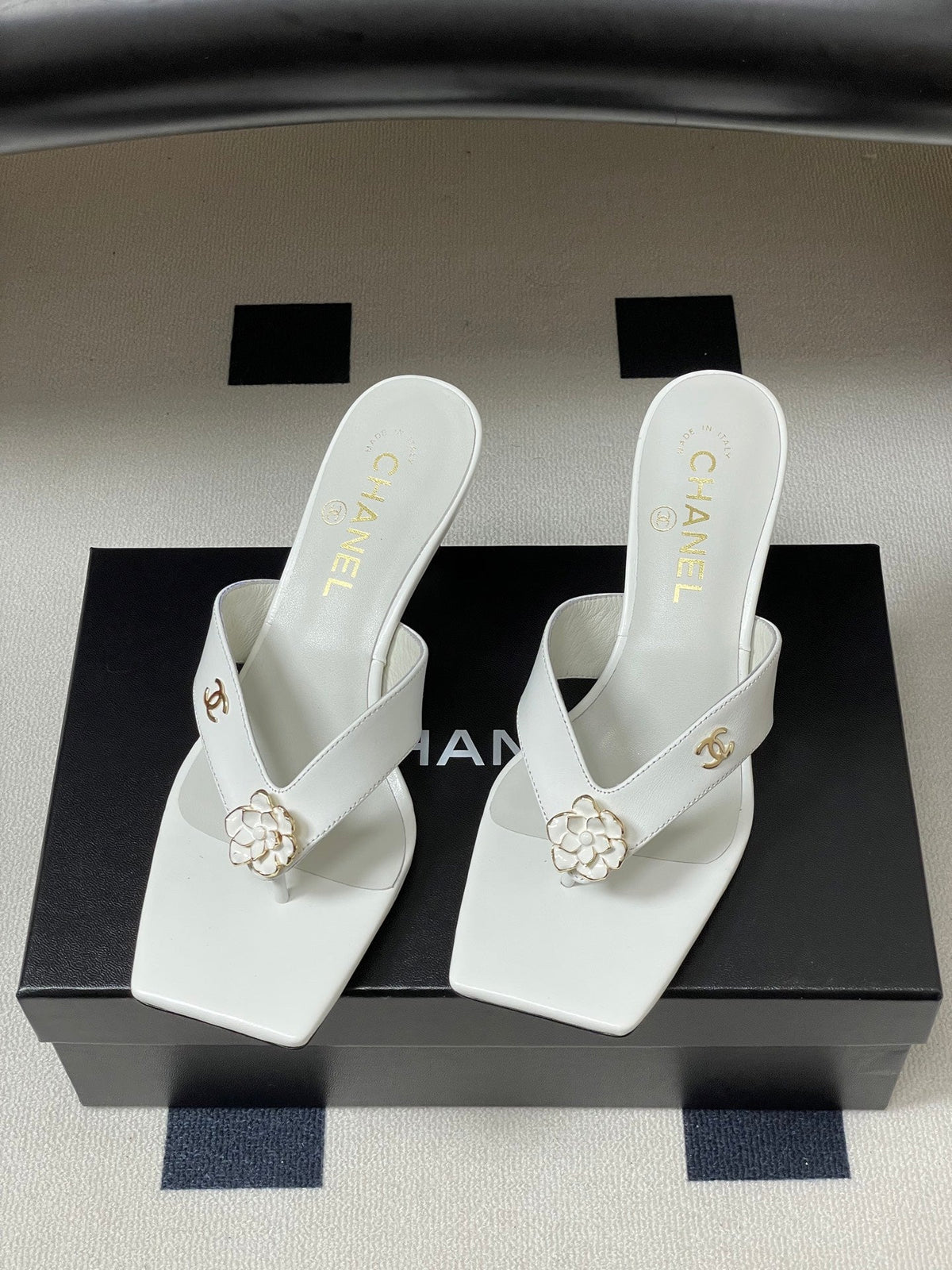 CC 26s Camellia High-Heeled Sandals Square Toe 6cm White Leather 834728