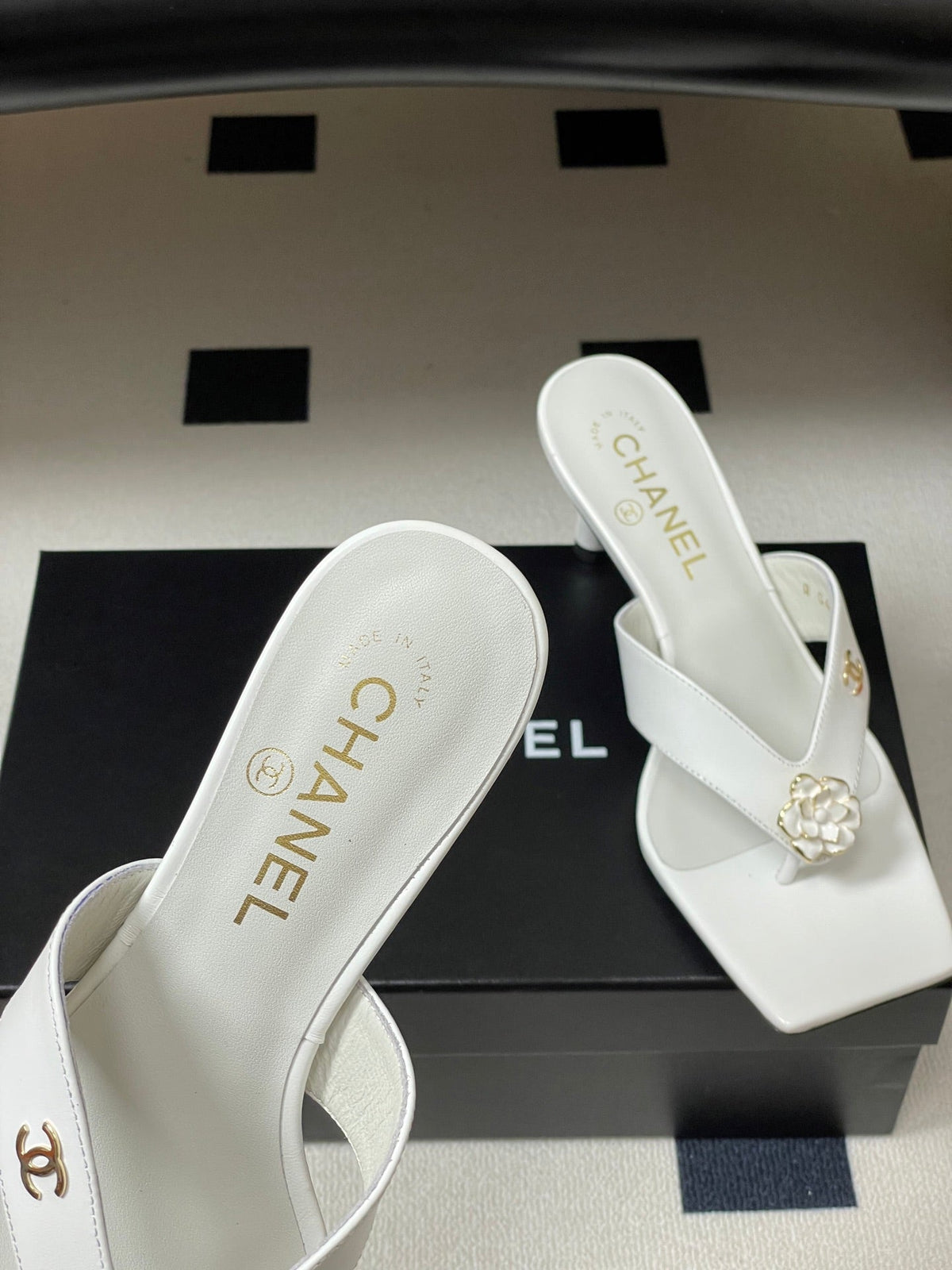 CC 26s Camellia High-Heeled Sandals Square Toe 6cm White Leather 834728