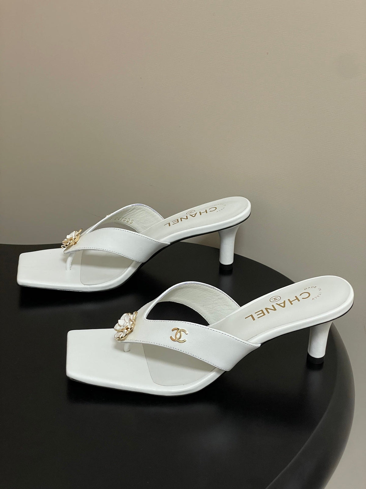 CC 26s Camellia High-Heeled Sandals Square Toe 6cm White Leather 834728