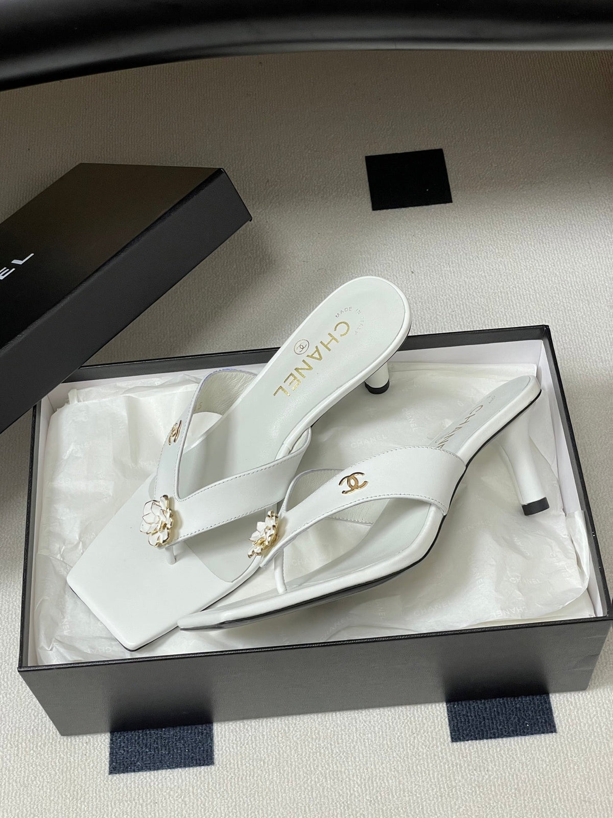 CC 26s Camellia High-Heeled Sandals Square Toe 6cm White Leather 834728