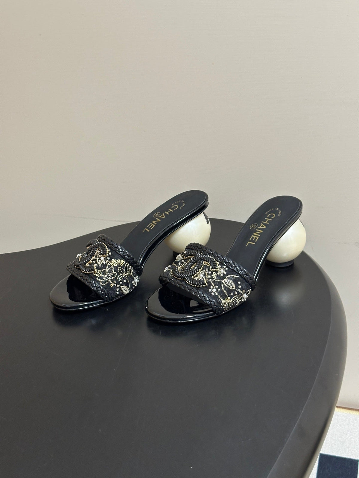 CC 26s Giant Pearl Heel Sandals Black Patent Leather Fabric 933131