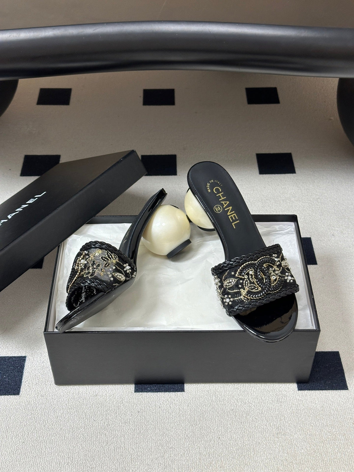 CC 26s Giant Pearl Heel Sandals Black Patent Leather Fabric 933131