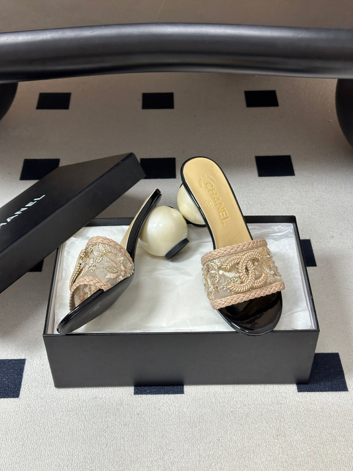 CC 26s Giant Pearl Heel Sandals Cream Beige Patent Leather Fabric 933132