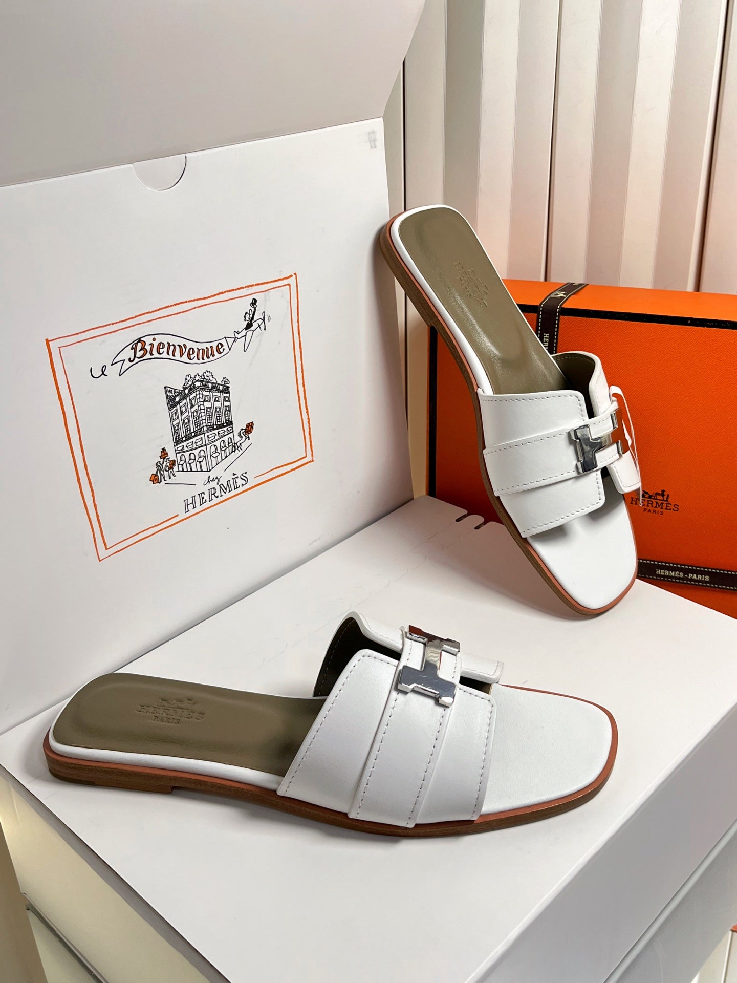 HM 26s Oran Sandals In White Calfskin Silver Hardware