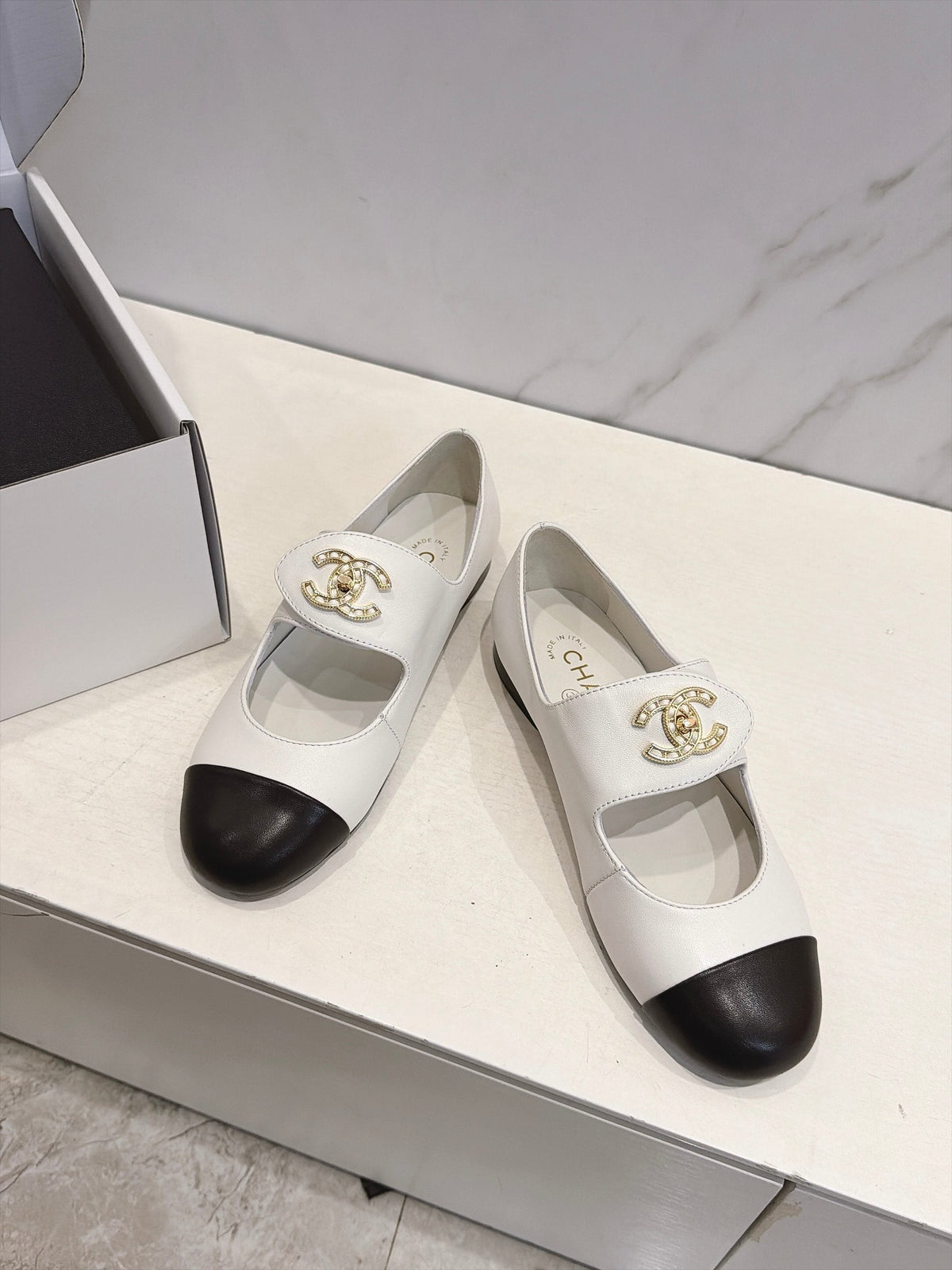 CC 26s Round Toe Mary Jane Shoes White Lambskin 937761