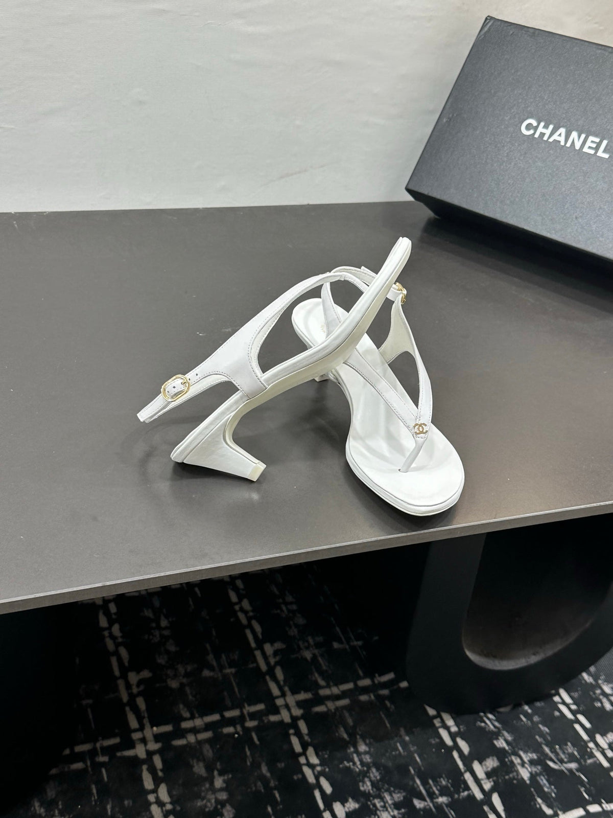 CC 26s Thong Sandals High Heel White Sheepskin 832545