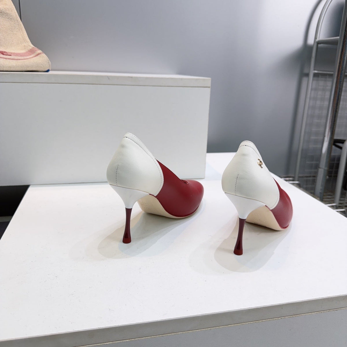 CC FW26 High Heels Pumps 8.5cm White Burgundy Lambskin 942740