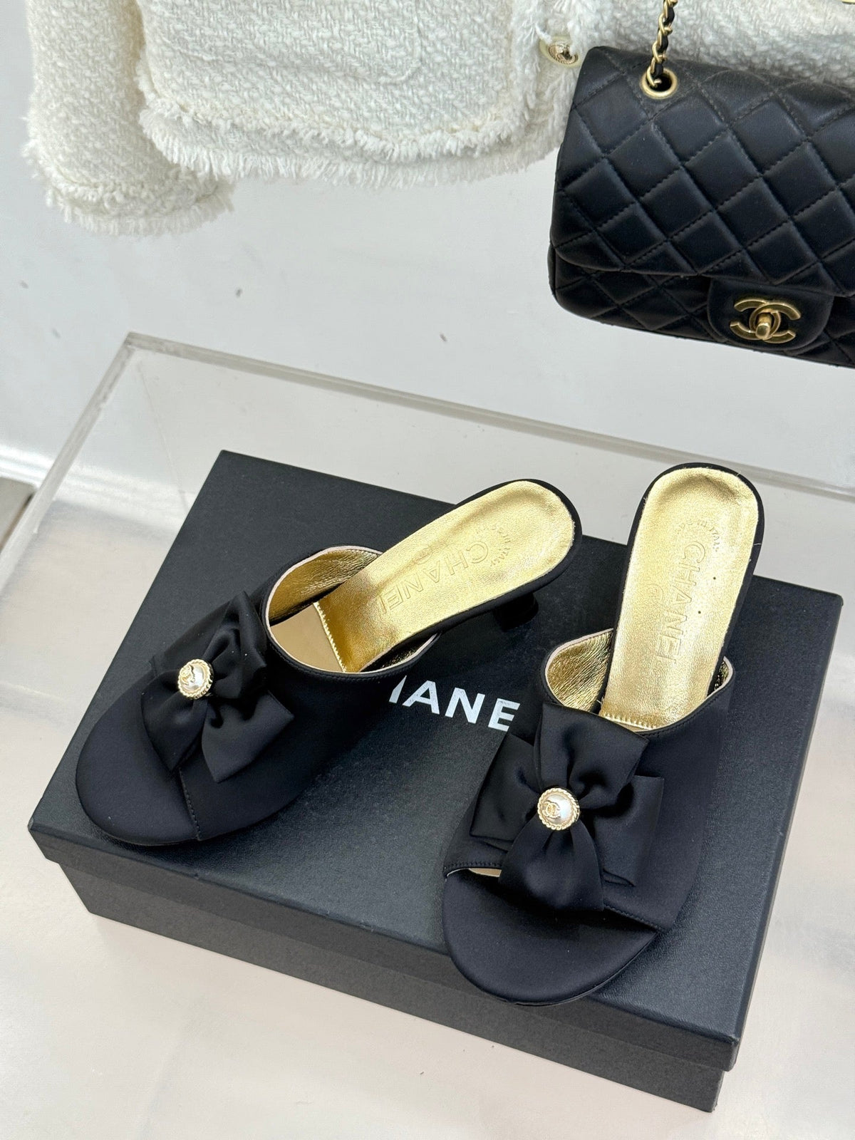 CC 26 Bow Sandal 55mm Black Gold Satin Sheepskin 609806