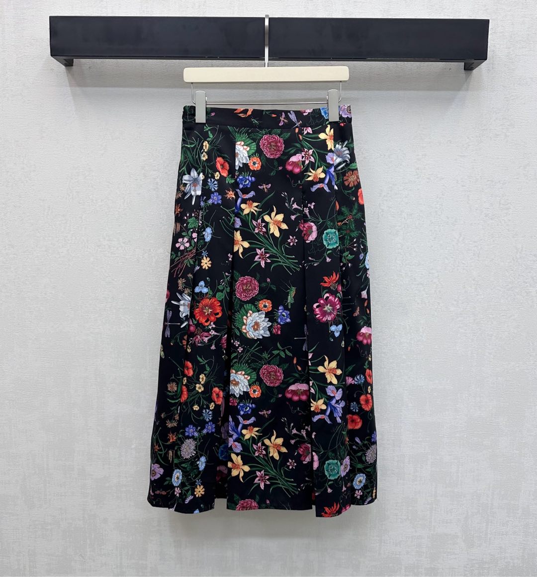 GG SS26 Flora Printed Pleated Midi Skirt Black Multicolor Silk 351778