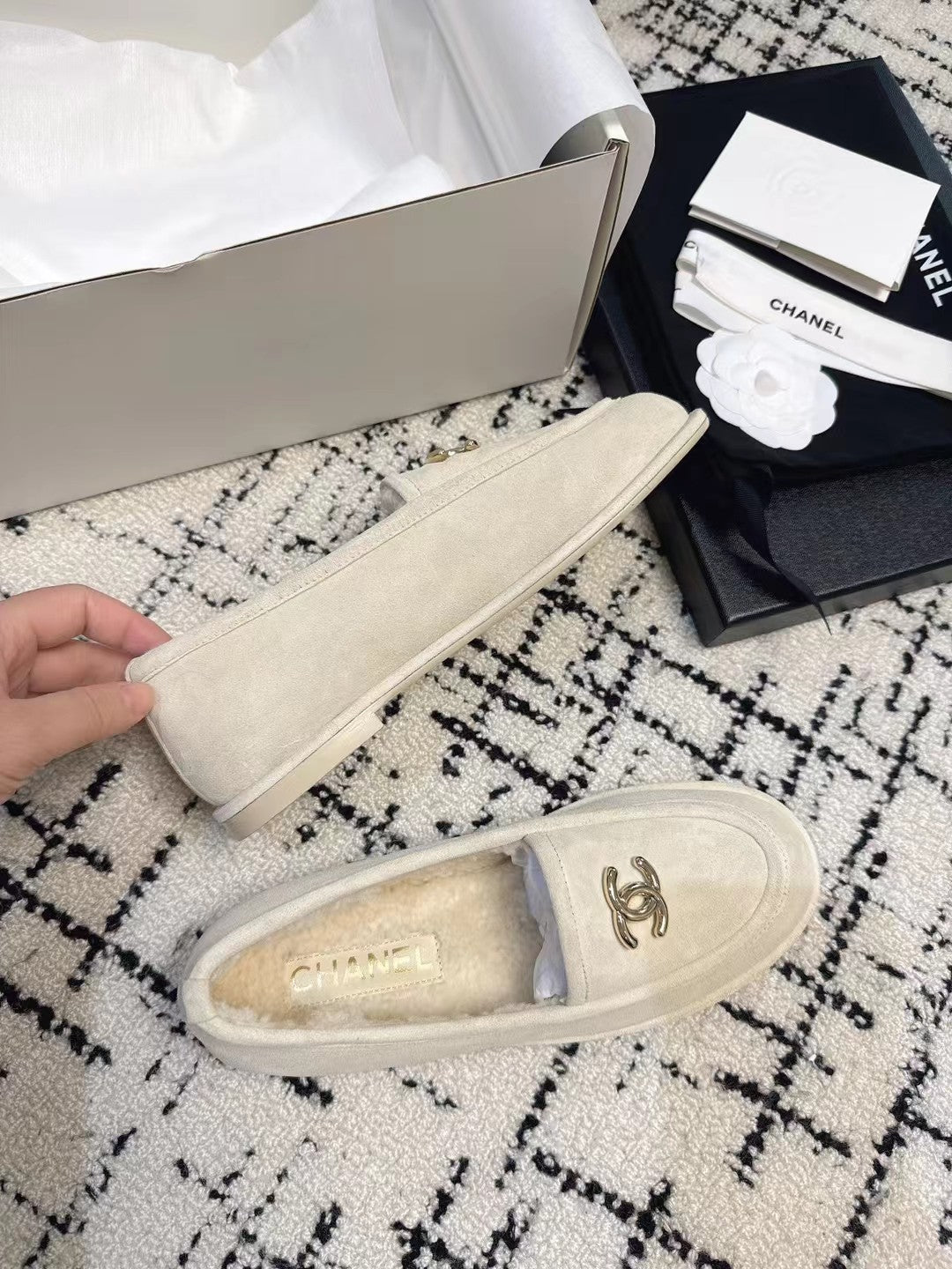 CC 26S Turnlock Loafers 1.5cm Off White Suede Shearling 118140