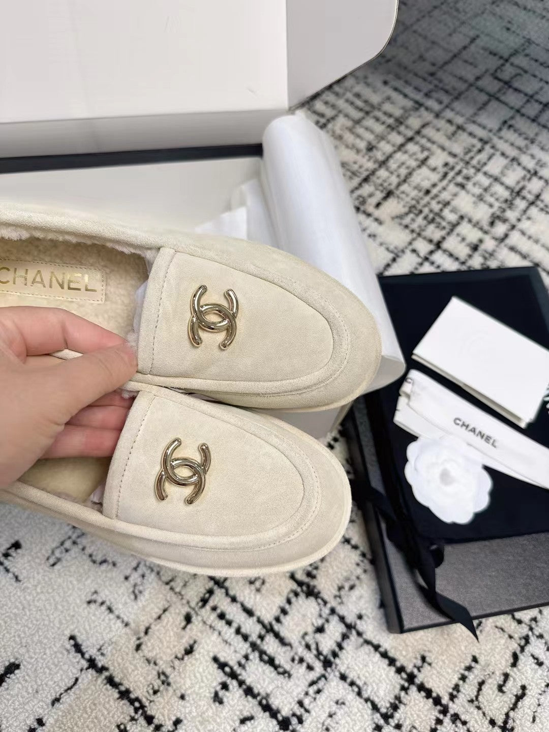 CC 26S Turnlock Loafers 1.5cm Off White Suede Shearling 118140