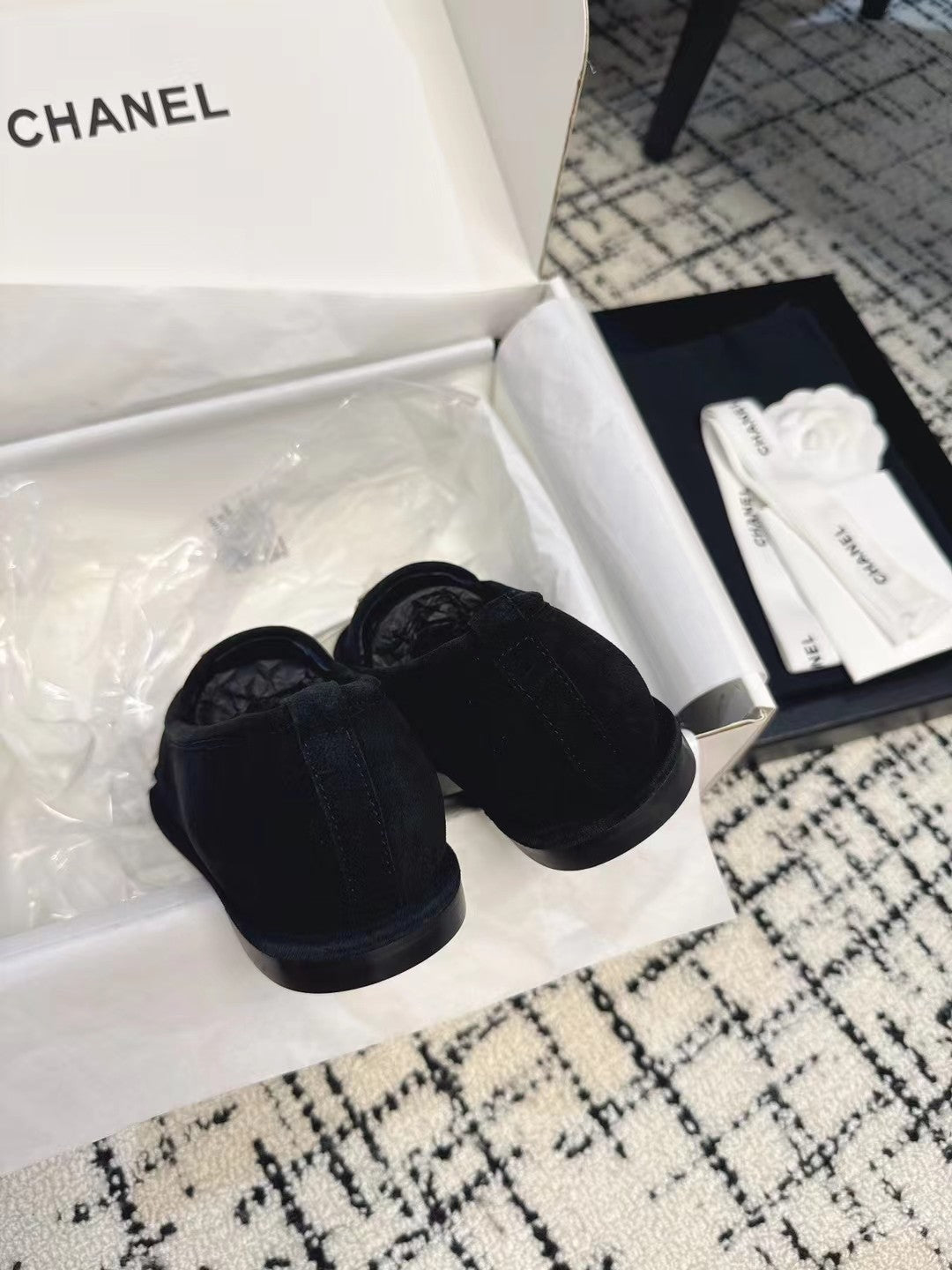 CC 26S Turnlock Loafers 1.5cm Black Suede Shearling 118142