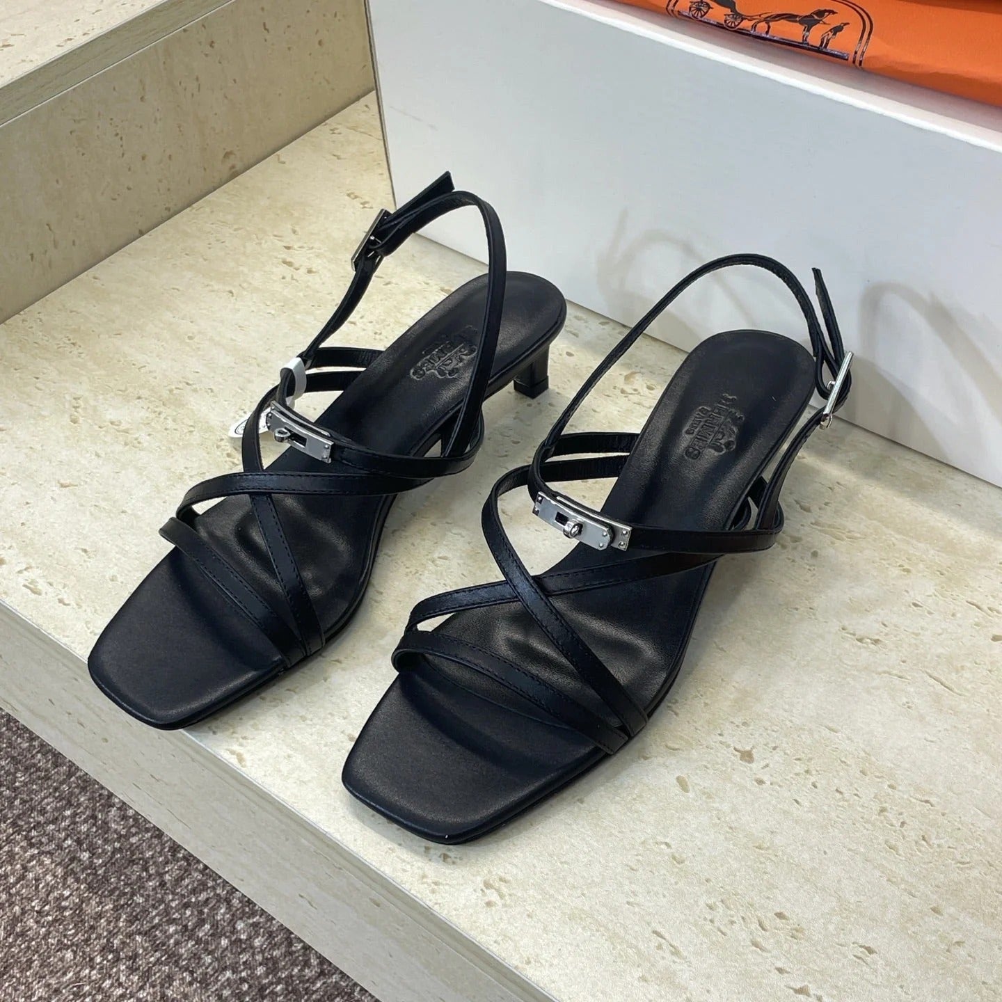 HM 26ss Kelly Sliver Buckle Sandals 40 Black Calfskin 607170