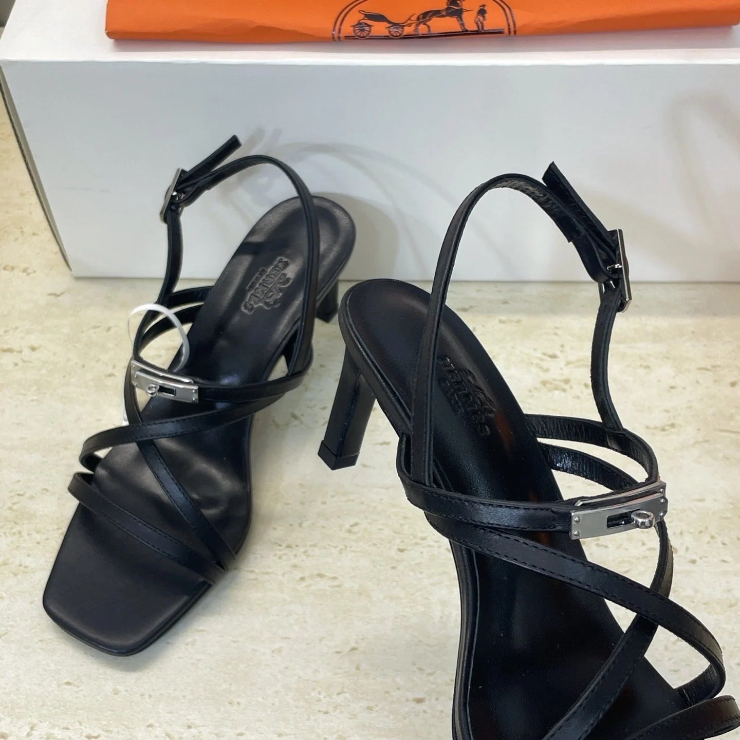 HM 26ss Kelly Sliver Buckle Sandals 65 Black Calfskin 607171