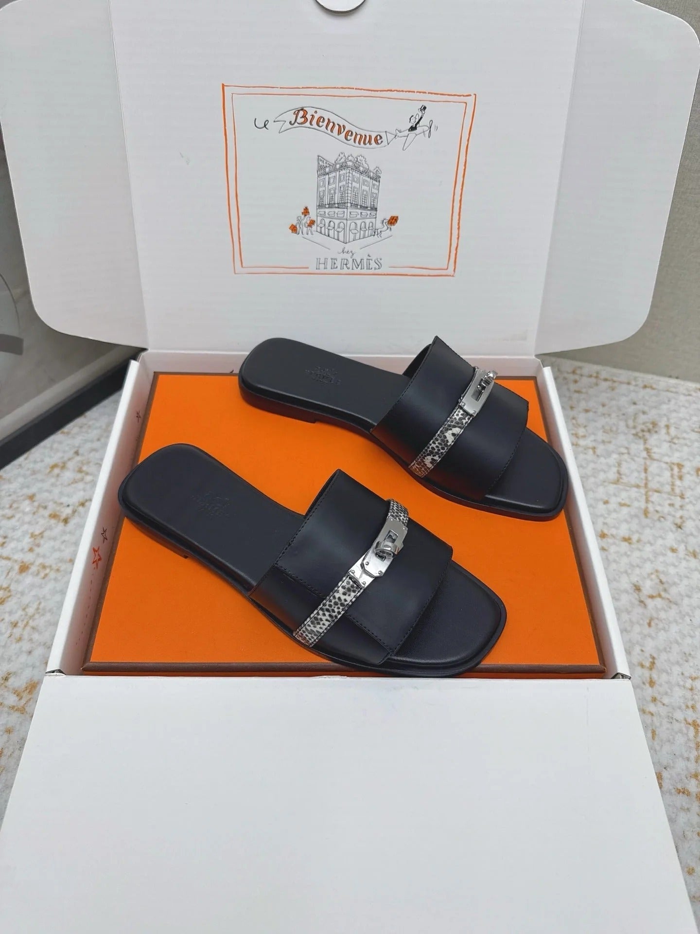 HM 26ss Slippers Black Cowhide Sliver Buckle 625153