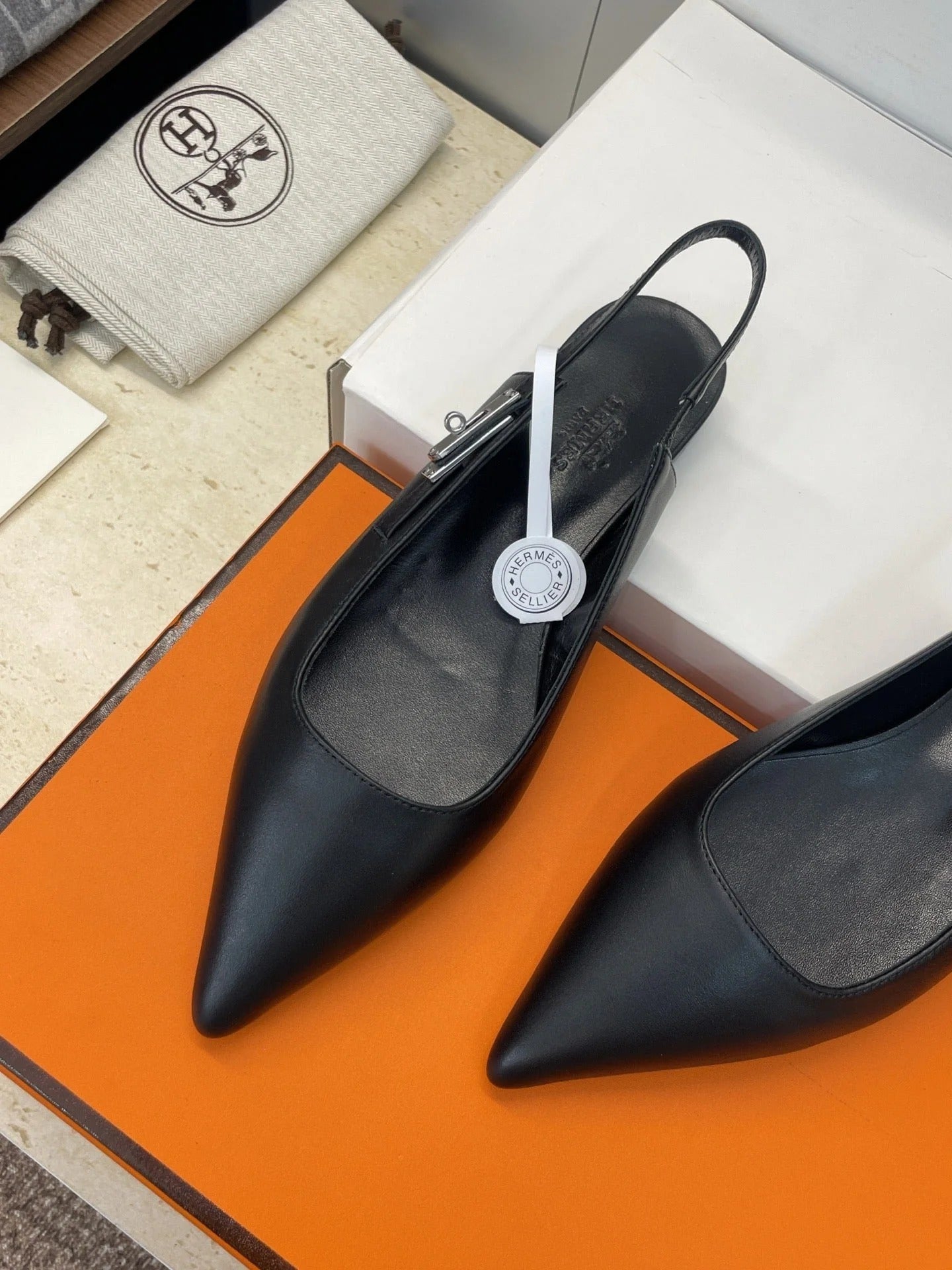 HM 26ss Slingback Flat Black Calfskin 607276